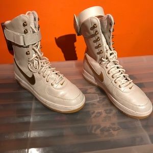 Women Nike Sneaker Boots Off  Size 9